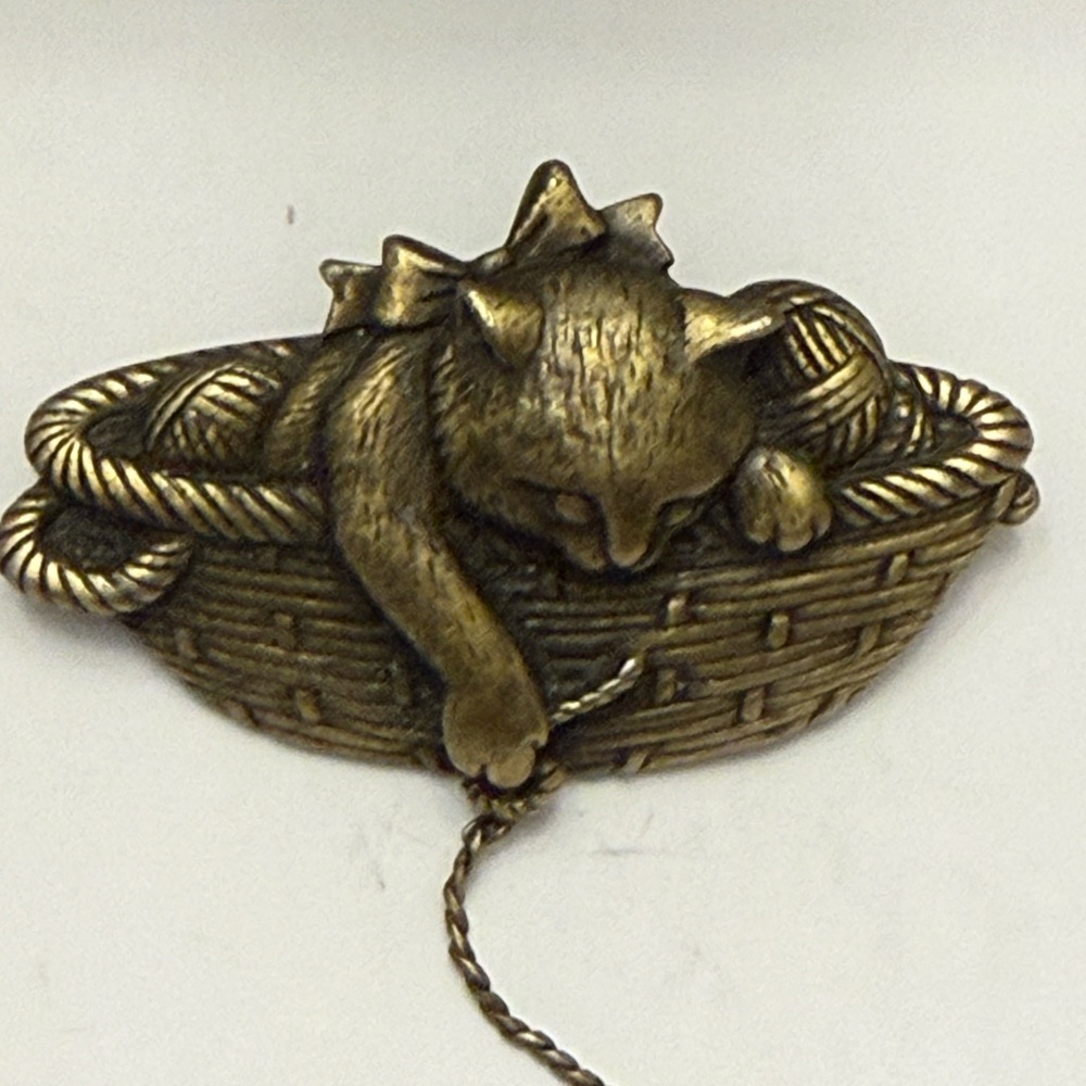 EUC Vintage Jonette Jewelry (JJ) brooch featuring a bronze-tone cat